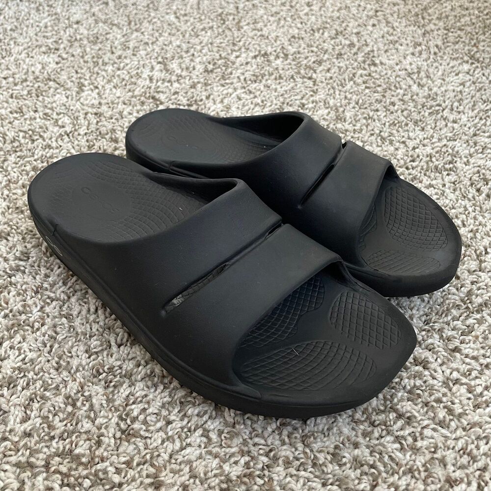 Size 8 / Women's Black Oofos Slides